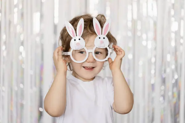 Lindo Niño Rubio Con Gafas Forma Orejas Conejo Para Pascua Imagen De Stock