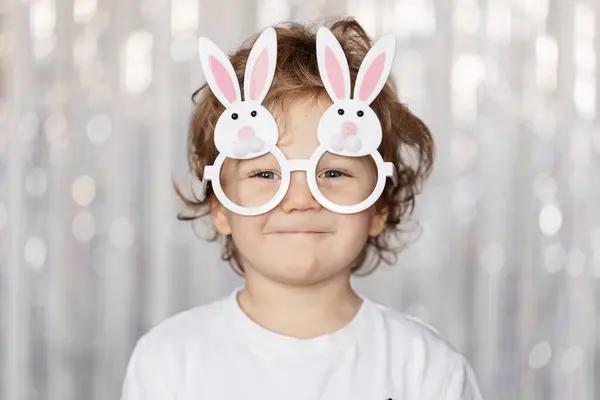 Χαριτωμένο Μικρό Ξανθό Αγόρι Φορώντας Γυαλιά Σχήμα Κουνελιού Αυτιά Για Royalty Free Εικόνες Αρχείου