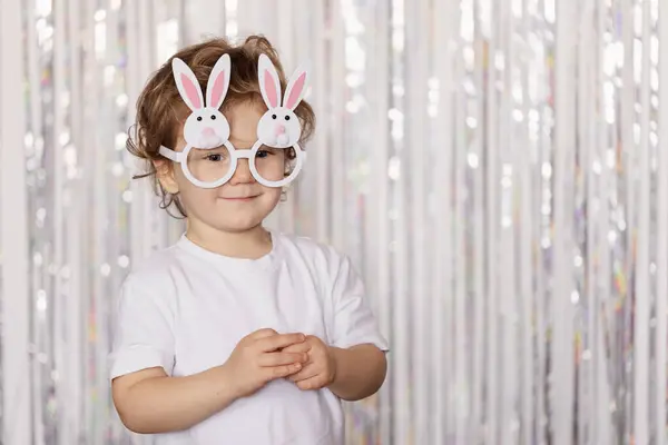 Χαριτωμένο Μικρό Ξανθό Αγόρι Φορώντας Γυαλιά Σχήμα Κουνελιού Αυτιά Για Royalty Free Φωτογραφίες Αρχείου