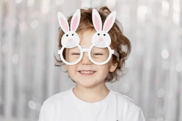Cute Little Blond Chłopiec Noszenie Okularów Kształcie Króliczych Uszu Wielkanoc Zdjęcie Stockowe