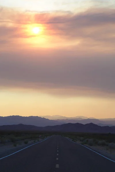 Západ Slunce Mojave Národní Rezervace Během Nedalekého Požáru — Stock fotografie