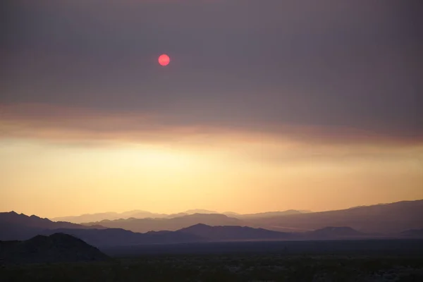 Захід Сонця Національному Заповіднику Мохаве Під Час Сусідньої Пожежі — стокове фото