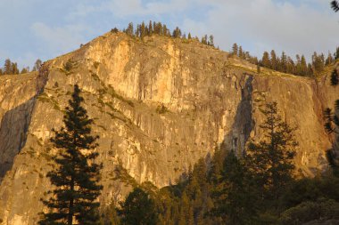 2015 'te Yosemite Ulusal Parkı' ndaki dağlar bulutlu mavi gökyüzüne karşı.