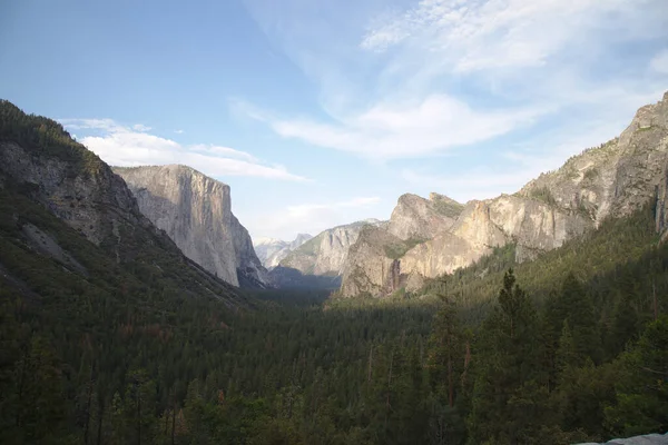 2015 Yosemite Ulusal Parkı Ndaki Dağlar Bulutlu Mavi Gökyüzüne Karşı — Stok fotoğraf