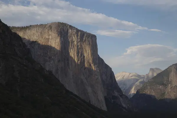 2015 Yosemite Ulusal Parkı Ndaki Dağlar Bulutlu Mavi Gökyüzüne Karşı — Stok fotoğraf