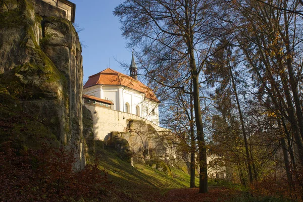 Średniowieczny Zamek Skale Położony Lesie Jesienią Błękitne Niebo Drzewa — Zdjęcie stockowe