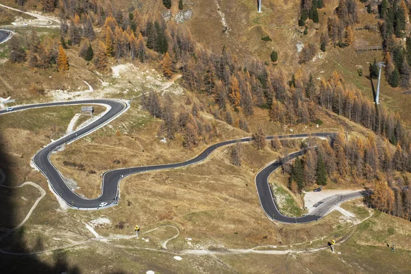 Serpentine dar asfalt yolu güneşli bir sonbahar gününde İtalyan Dolomitlerinde