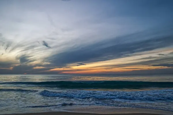 Sunset Sea Big Waves Beach Cloudy Blue Sky — Stock Photo, Image