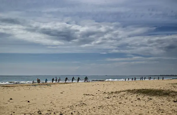 Sri Lankalı balıkçılar balık yakalar. Sri Lankalı balıkçılar balık yakalıyor. Tekneden atılan ağ yaklaşık yarım km uzunluğunda. 30 derecede en az 2 saat kıyıya çekerler. Ve sonuç içler acısı.