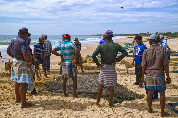 Sri Lankalı balıkçılar balık yakalar. Sri Lankalı balıkçılar balık yakalıyor. Tekneden atılan ağ yaklaşık yarım km uzunluğunda. 30 derecede en az 2 saat kıyıya çekerler. Ve sonuç içler acısı.