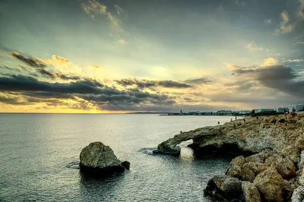 Kıbrıs Rum Kesimi 'nin kayalık sahillerinde bulutlu gökyüzü ile muhteşem bir yaz günü.