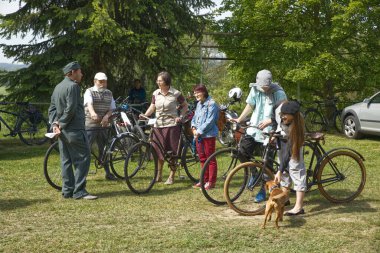 Çek Cumhuriyeti 'nin Vsen köyünde Hasek Velocipiada, eski bisikletlerin yıllık toplantısı. Her yıl burada eski bisikletlerin buluşması düzenlenir. Tören, gezinti, içeceklerle eğlence. Bölgenin dört bir yanından katılımcılar.