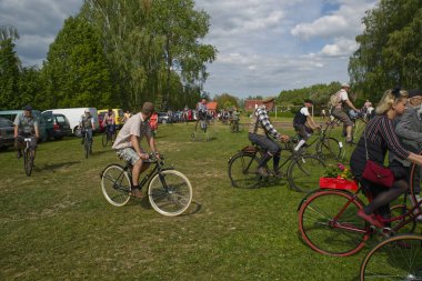 Çek Cumhuriyeti 'nin Vsen köyünde Hasek Velocipiada, eski bisikletlerin yıllık toplantısı. Her yıl burada eski bisikletlerin buluşması düzenlenir. Tören, gezinti, içeceklerle eğlence. Bölgenin dört bir yanından katılımcılar.