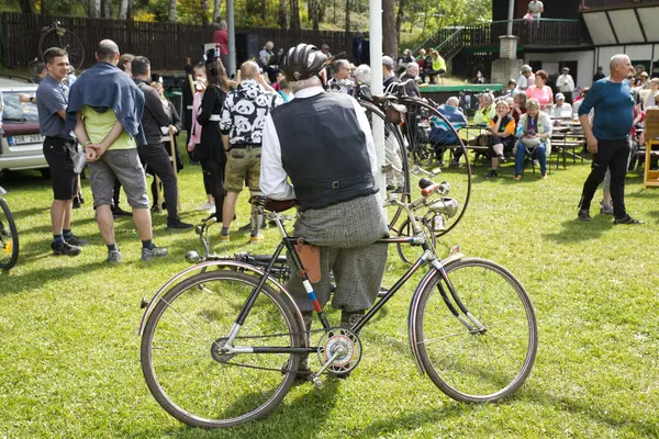 Çek Cumhuriyeti 'nin Vsen köyünde Hasek Velocipiada, eski bisikletlerin yıllık toplantısı. Her yıl burada eski bisikletlerin buluşması düzenlenir. Tören, gezinti, içeceklerle eğlence. Bölgenin dört bir yanından katılımcılar.
