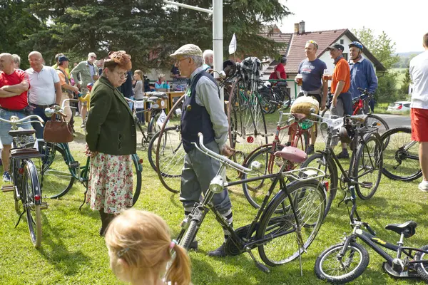 Çek Cumhuriyeti 'nin Vsen köyünde Hasek Velocipiada, eski bisikletlerin yıllık toplantısı. Her yıl burada eski bisikletlerin buluşması düzenlenir. Tören, gezinti, içeceklerle eğlence. Bölgenin dört bir yanından katılımcılar.