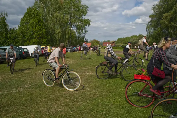 Çek Cumhuriyeti 'nin Vsen köyünde Hasek Velocipiada, eski bisikletlerin yıllık toplantısı. Her yıl burada eski bisikletlerin buluşması düzenlenir. Tören, gezinti, içeceklerle eğlence. Bölgenin dört bir yanından katılımcılar.