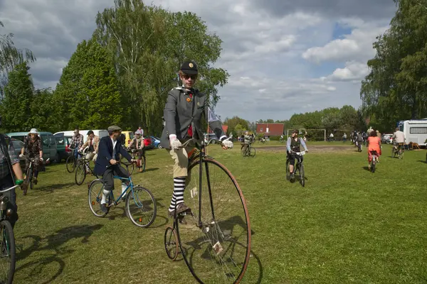 Çek Cumhuriyeti 'nin Vsen köyünde Hasek Velocipiada, eski bisikletlerin yıllık toplantısı. Her yıl burada eski bisikletlerin buluşması düzenlenir. Tören, gezinti, içeceklerle eğlence. Bölgenin dört bir yanından katılımcılar.