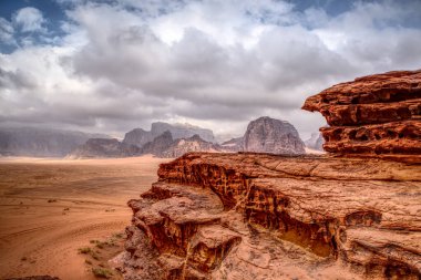 Ürdünlü Wadi Rum Kayalık Küçük Köprü Arkaplanda bulutlu karamsar gökyüzü