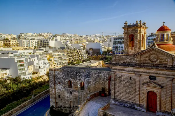 Ir-Rabat, Malta, güneşli yaz gününde. Güzel şehir Ir-Rabat ve mavi gökyüzü