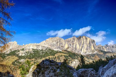 Bulutlu mavi gökyüzüne sahip sonbahar İtalyan dolomitleri