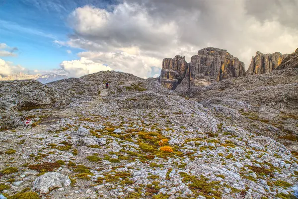 Dolomitlerin sonbahar manzarası, mavi bulutlu gökyüzü ile İtalya