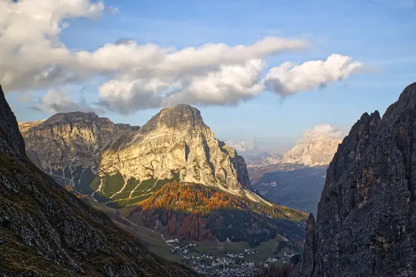 Dolomitler, İtalya 'da dağlar ve mavi gökyüzüyle güzel bir manzara.