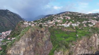 Portekiz 'in güzel Madeira adası, Ribeira Brava kasabası Yazın güneşli bir günde bisiklet yolundan