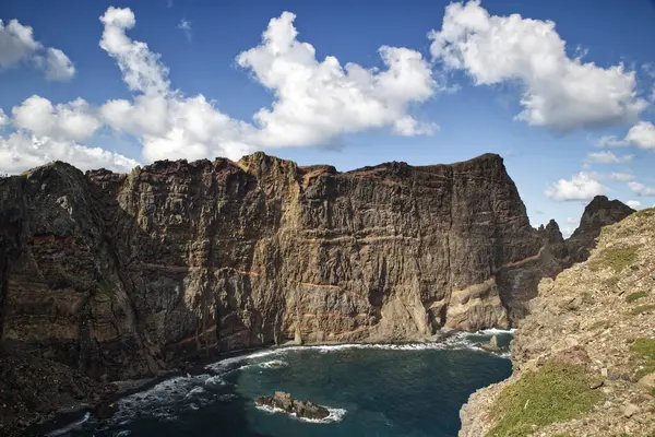 Madeira, Ponta de So Loureno 'daki güzel kayalar, bir yaz günü mavi bulutlu gökyüzü ve adanın kuzey ve güney kesimlerinde panoramik manzaralı görkemli bir manzara.