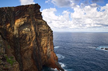 Portekiz 'deki Madeira sahilinin güzel manzarası, Ponta de So Loureno, güneşli bir yaz günü mavi bulutlu gökyüzü. Ponta de So Loureno, adanın kuzey ve güney tarafındaki panoramik manzarayla benzersiz ve heybetli bir manzaraya sahiptir.