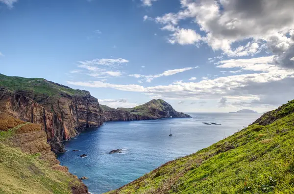 Portekiz 'deki Madeira sahilinin güzel manzarası, Ponta de So Loureno, güneşli bir yaz günü mavi bulutlu gökyüzü. Ponta de So Loureno, adanın kuzey ve güney tarafındaki panoramik manzarayla benzersiz ve heybetli bir manzaraya sahiptir.