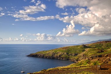 Portekiz 'deki Madeira Sahili' nin güzel manzarası, Ponta de So Loureno, güneşli bir yaz günü mavi bulutlu gökyüzü, adanın kuzey ve güney tarafındaki panoramik manzaralı eşsiz ve heybetli manzara