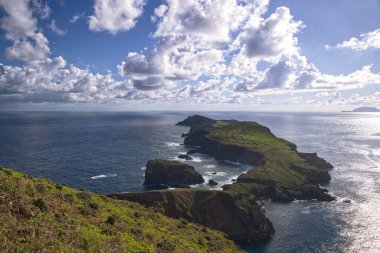 Madeira, Ponta de So Loureno 'daki güzel kayalar, bir yaz günü mavi bulutlu gökyüzü ve adanın kuzey ve güney kesimlerinde panoramik manzaralı görkemli bir manzara.