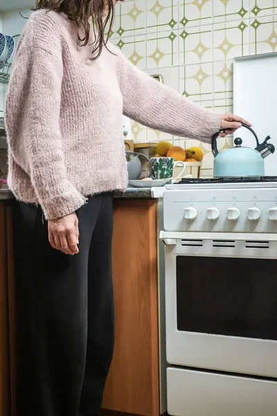 Yetişkin bir kadın evde çay hazırlıyor. Gayri resmi ve rahat bir şekilde, kopyalama alanı.
