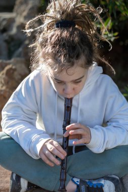 Keşif Sesleri: Parkta Oturan Çocuk, Flüt ve Güneş