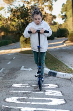 Eğlenceyi Durdurmak: Scooter 'da Durma İşareti Altındaki Çocuk