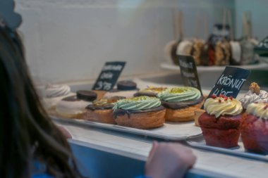 Zevklerin Yansıması: Meraklı Gözlerle Pasta Gösterimi