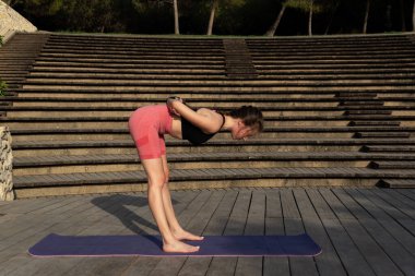 Yoga yapan bir kadın.