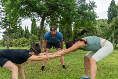 Parkta birlikte yoga yapan bir grup insan. sağlıklı yaşam tarzı.