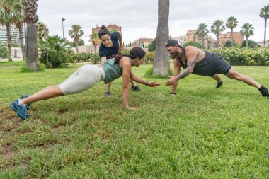 Bir grup genç parkta kalas yapıyor..