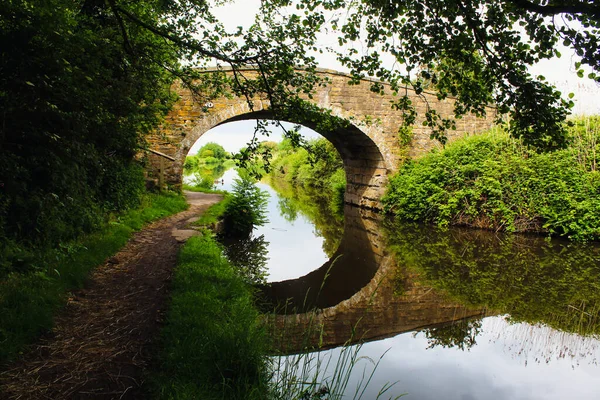 Impresionante Paisaje Puente Sobre Canal Leeds Liverpool Reflejo Del Puente — Foto de Stock