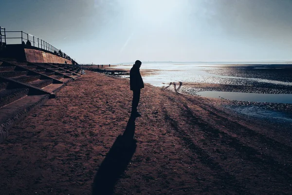 Ohromující Krajina Záběru Muže Kráčejícího Dlouhou Pláží Kráčí Jasnému Slunci — Stock fotografie