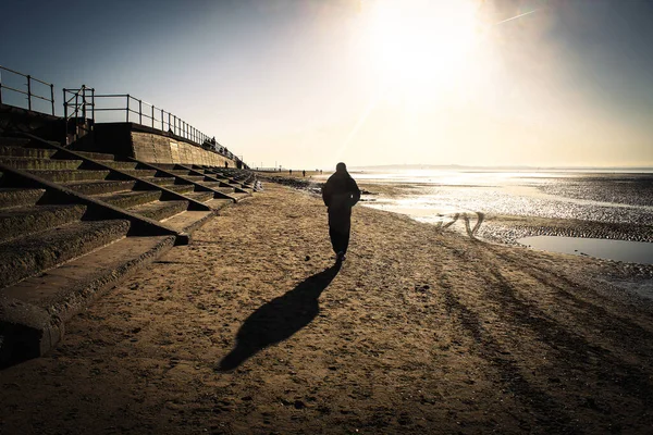 Ohromující Krajina Záběru Muže Kráčejícího Dlouhou Pláží Kráčí Jasnému Slunci — Stock fotografie