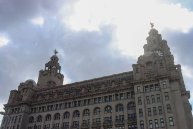 Liverpool rıhtımının güzel Üç Güzelliği Kraliyet Karaciğer Binası, Liverpool Limanı Binası ve Cunard Binası.