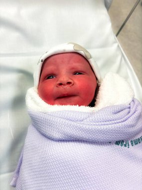 Yeni doğmuş bir erkek bebeğin güzel bir portresi. Bu fotoğraf hastanedeki Sezaryen Bölümü tarafından teslim edildikten birkaç saat sonra çekildi..