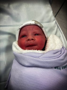 Yeni doğmuş bir erkek bebeğin güzel bir portresi. Bu fotoğraf doğumdan sadece saatler sonra çekildi.