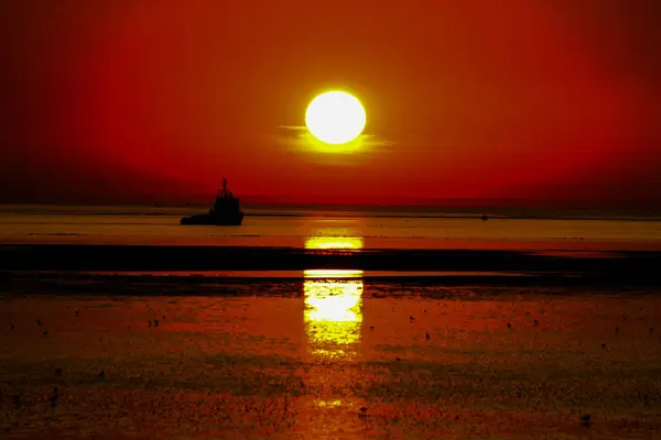 Sahilde güzel bir gün batımı. Bu fotoğraf güzel bir yaz gününün son anlarını yakalar..