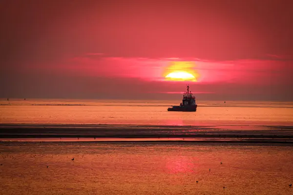 Sahilde güzel bir gün batımı. Bu fotoğraf güzel bir yaz gününün son anlarını yakalar..