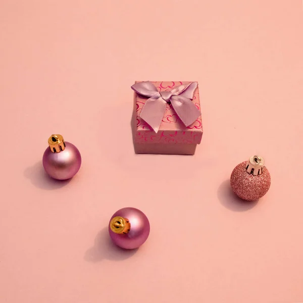 Noel Hediyesi Kutusu Bebek Pembe Arka Planında Güzel Dekoratif Toplar — Stok fotoğraf