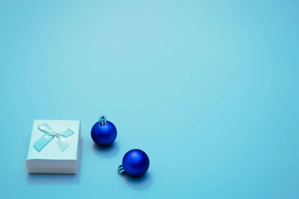 Noel Hediyesi Beyaz Bir Kutu Arka Planda Güzel Dekoratif Mavi — Stok fotoğraf