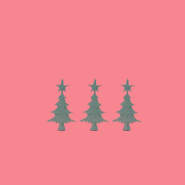 Drei Weihnachtsbäume Auf Rosa Hintergrund Silvesterdekoration Und Tapetenmuster Flaches Lagekonzept — Stockfoto
